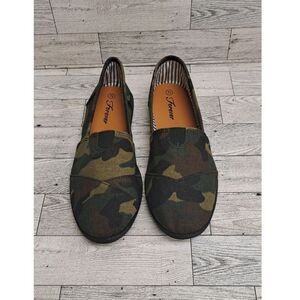 Forever Camo Slip On Canvas Flats Women’s Shoes Size 7.5 NWOT